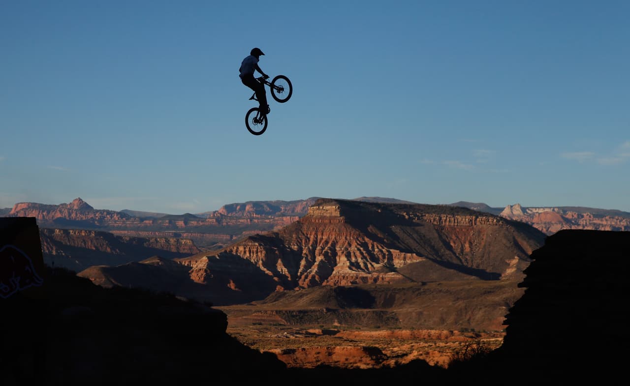 No te pierdas las espectaculares imágenes del Red Bull Rampage 2015 para disfrutar las piruetas del rider canadiense Graham Agassiz y muchos más.