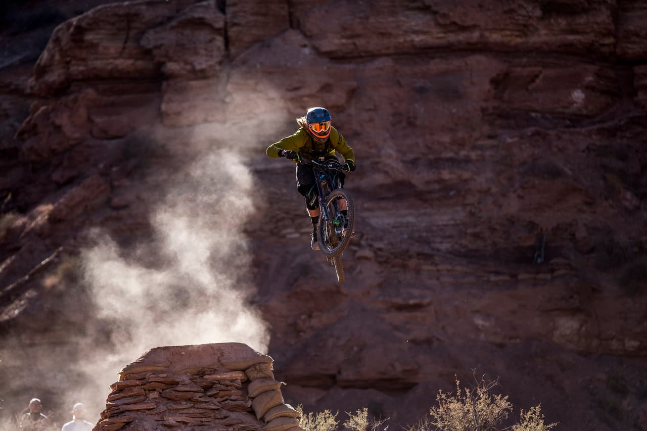 No te pierdas las espectaculares imágenes del Red Bull Rampage 2015 para disfrutar las piruetas del rider canadiense Graham Agassiz y muchos más.