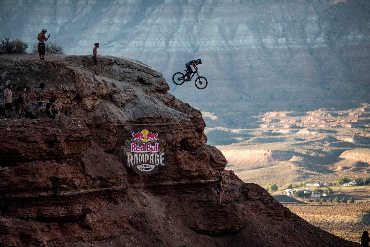 No te pierdas las espectaculares imágenes del Red Bull Rampage 2015 para disfrutar las piruetas del rider canadiense Graham Agassiz y muchos más.