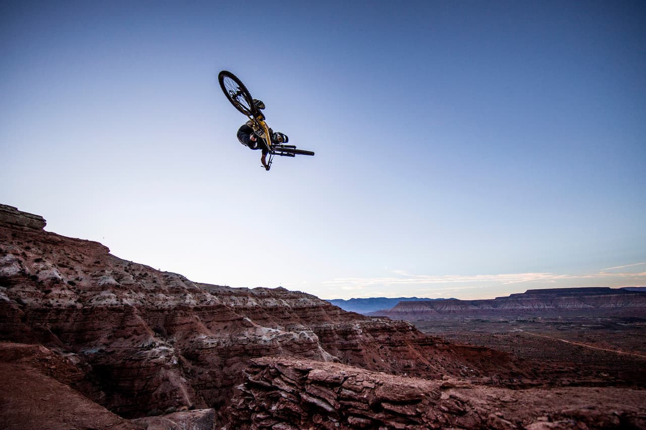 No te pierdas las espectaculares imágenes del Red Bull Rampage 2015 para disfrutar las piruetas del rider canadiense Graham Agassiz y muchos más.