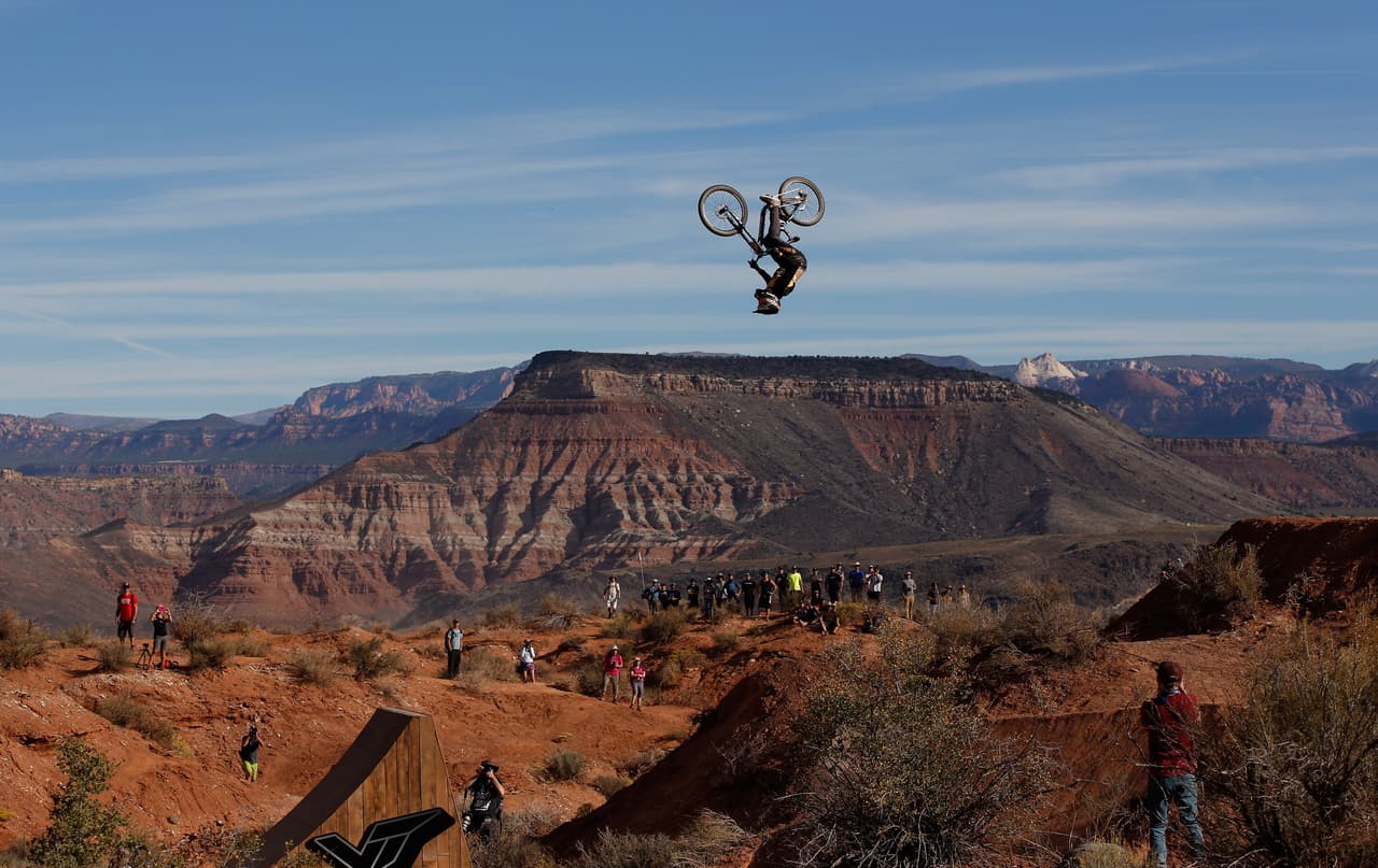 No te pierdas las espectaculares imágenes del Red Bull Rampage 2015 para disfrutar las piruetas del rider canadiense Graham Agassiz y muchos más.