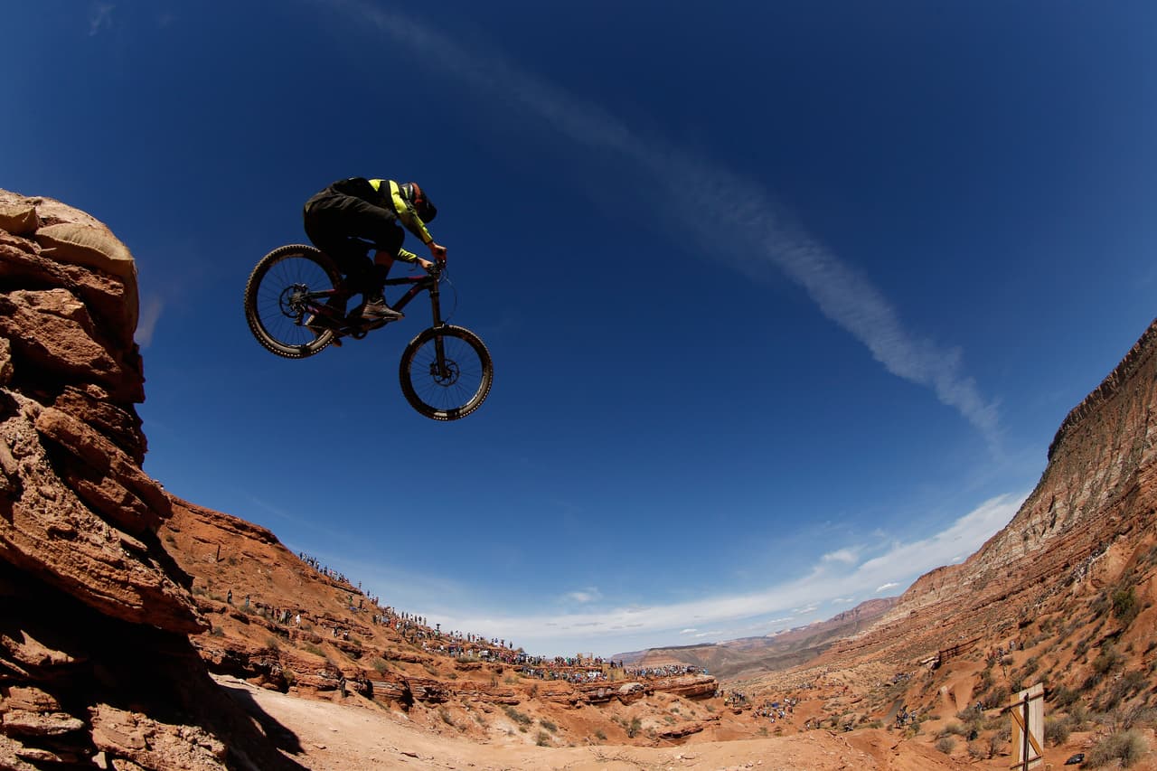No te pierdas las espectaculares imágenes del Red Bull Rampage 2015 para disfrutar las piruetas del rider canadiense Graham Agassiz y muchos más.