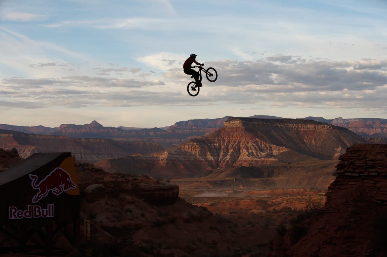 No te pierdas las espectaculares imágenes del Red Bull Rampage 2015 para disfrutar las piruetas del rider canadiense Graham Agassiz y muchos más.