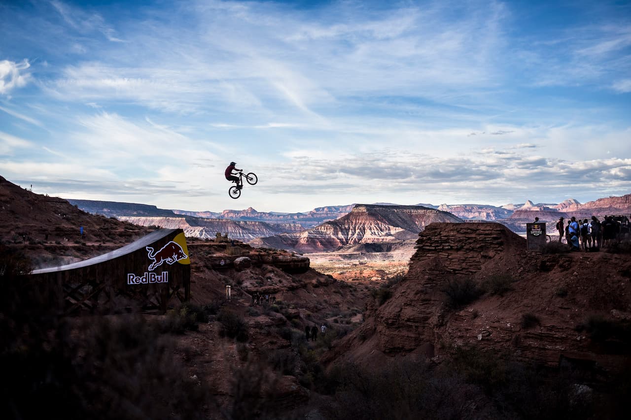 No te pierdas las espectaculares imágenes del Red Bull Rampage 2015 para disfrutar las piruetas del rider canadiense Graham Agassiz y muchos más.