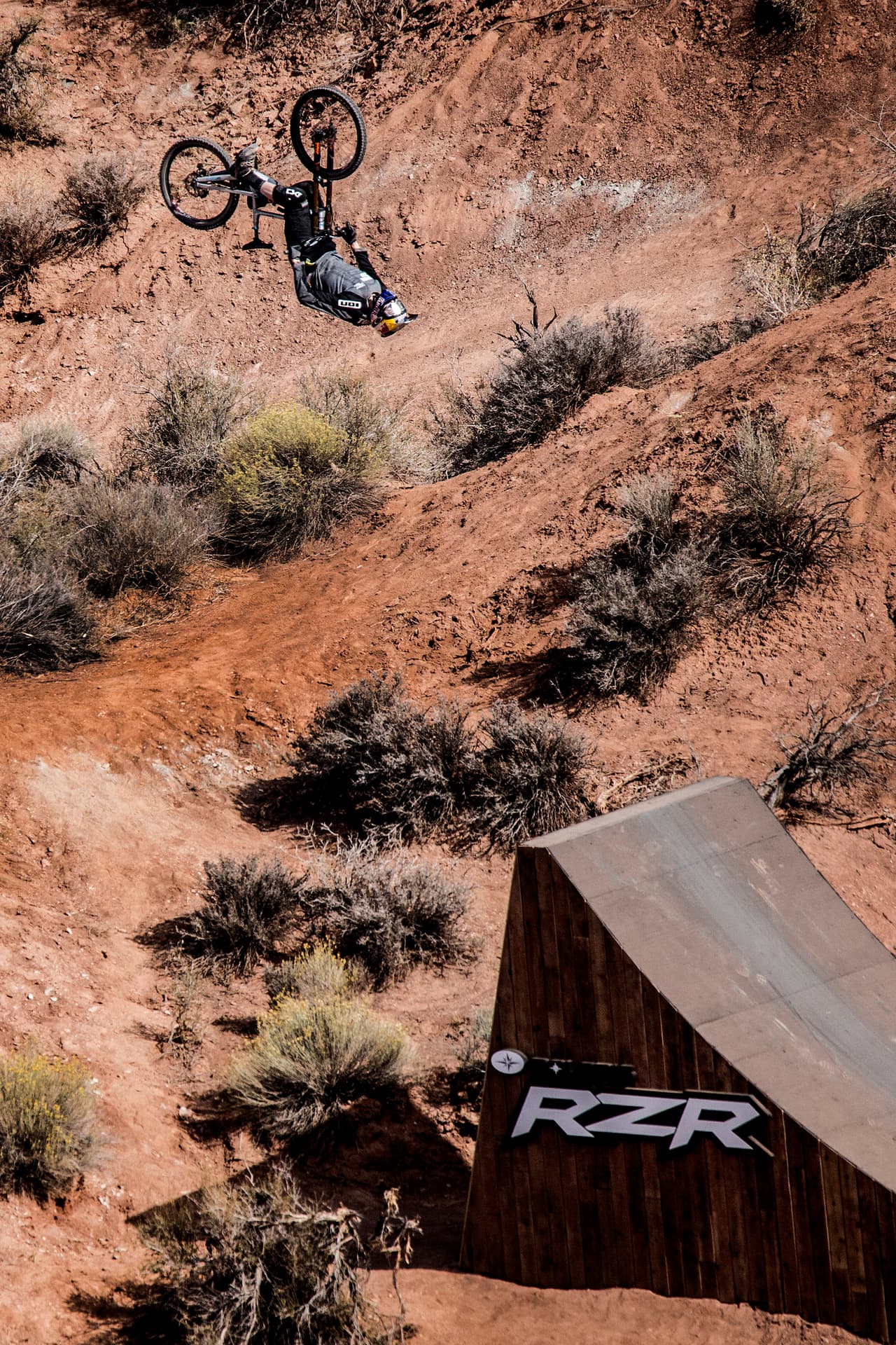 No te pierdas las espectaculares imágenes del Red Bull Rampage 2015 para disfrutar las piruetas del rider canadiense Graham Agassiz y muchos más.