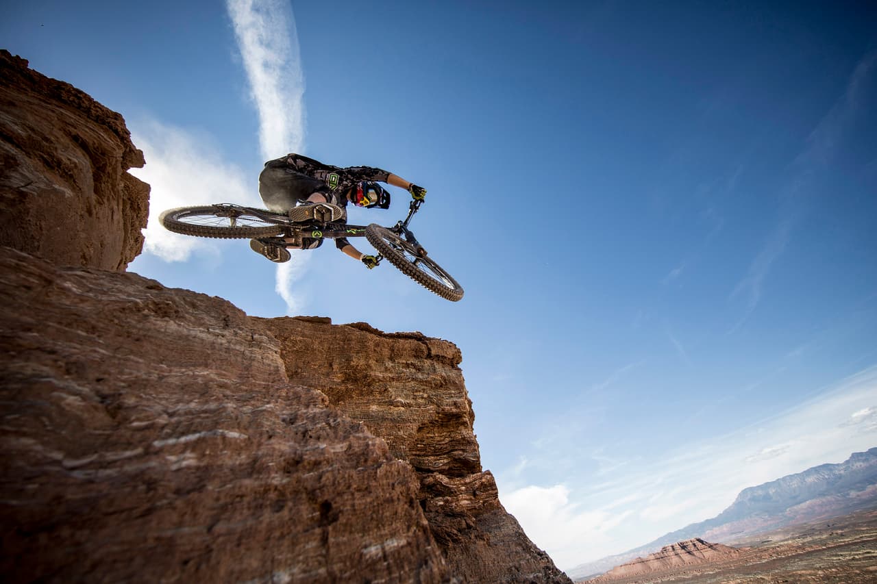 No te pierdas las espectaculares imágenes del Red Bull Rampage 2015 para disfrutar las piruetas del rider canadiense Graham Agassiz y muchos más.