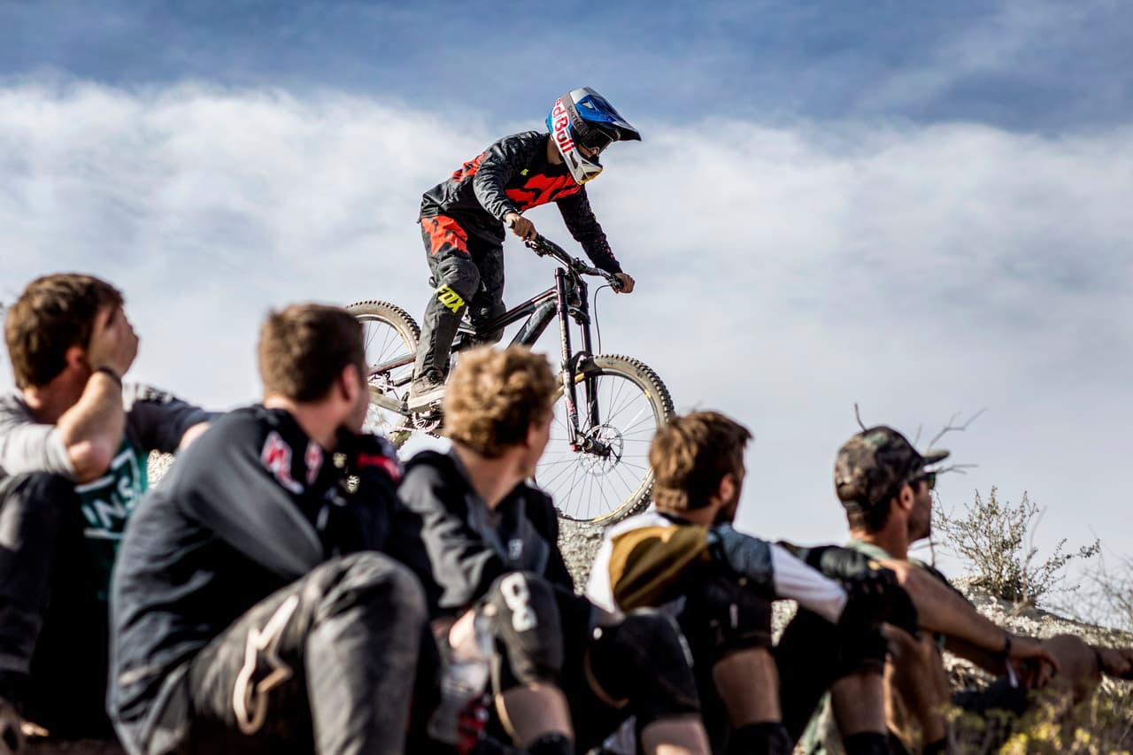 No te pierdas las espectaculares imágenes del Red Bull Rampage 2015 para disfrutar las piruetas del rider canadiense Graham Agassiz y muchos más.