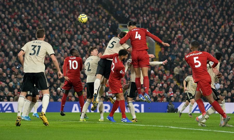Liverpool se lleva el derbi de Inglaterra con goles de Virgil Van Dijk (14') y Mohamed Salah (93') ante el Manchester United. Liverpool sigue invicto y ya suma 39 partidos sin una derrota.