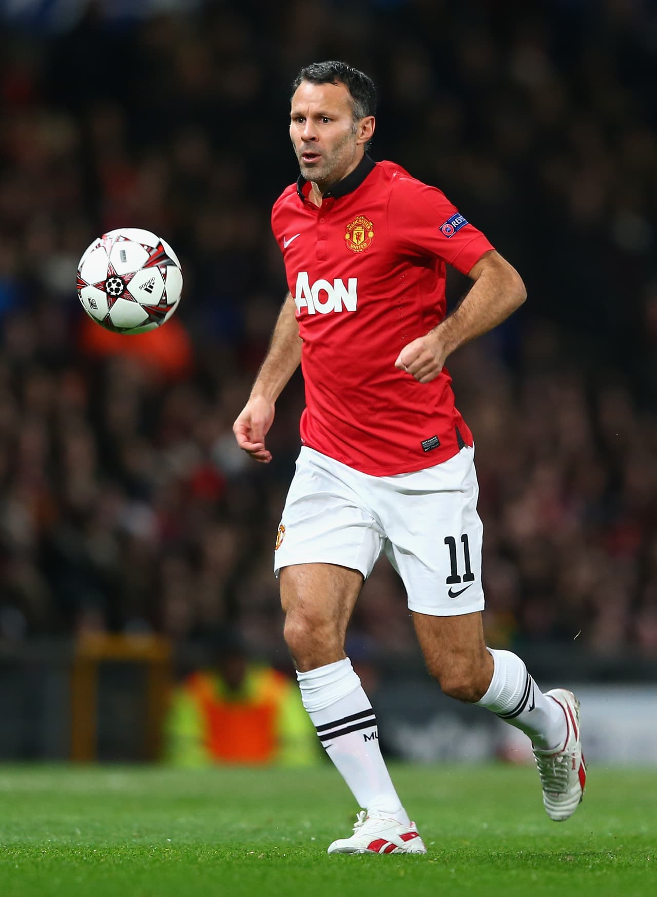 El galés Ryan Giggs hizo parte de la generación más ganadora de Manchester United, equipo en el que jugó durante toda su carrera y se retiró a sus 41 años. Ganó 30 trofeos nacionales con ese equipo, dos Champions League, una Supercopa de Europa, una Copa Intercontinental y un Mundial de Clubes.