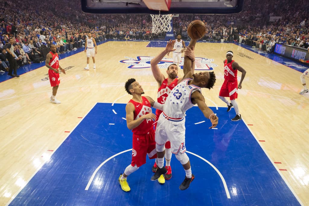 Los Philadelphia 76ers se negaron a ser eliminados en casa al vencer 112-101 a los Toronto Raptors en el Juego 6 de su serie de Playoffs de segunda ronda en la Conferencia del Este en la NBA y con esto forzaron al séptimo y definitivo encuentro, que habrá de jugarse el domingo próximo. Jimmy Butler anotó 25 puntos y Ben Simmons aportó 21 para que los Sixers alarguen la serie en Canadá.