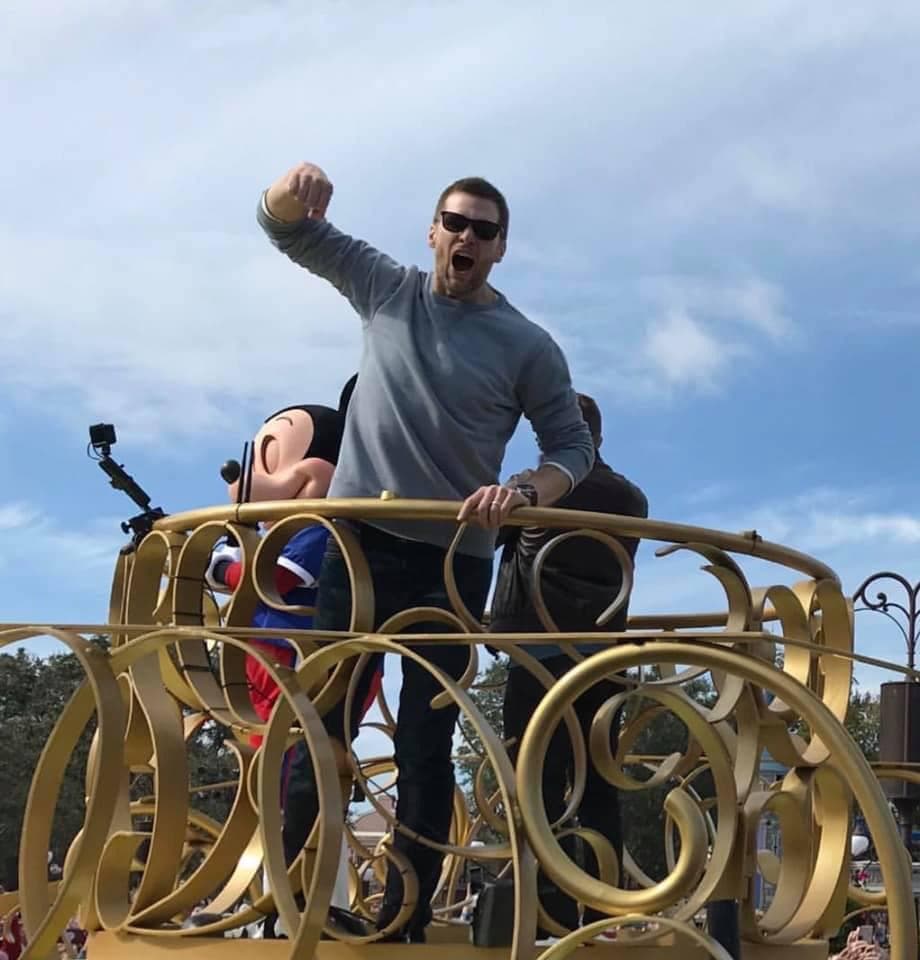 Por supuesto, el ánimo de la noche del domingo no había decaído en lo mínimo. Aquí un Brady muy eufórico festeja con sus aficionados.