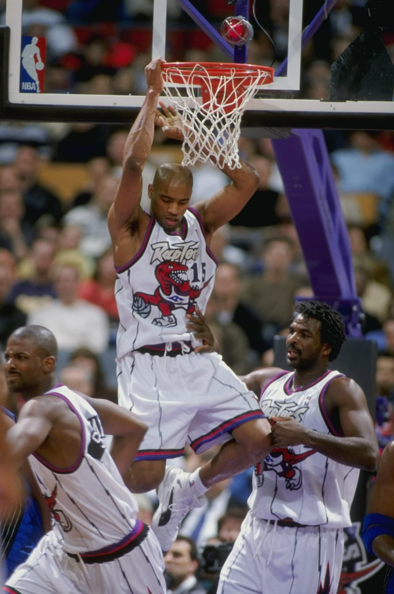 Al momento fue traspasado a los Toronto Raptors, con quienes debutó y jugó hasta 2004.