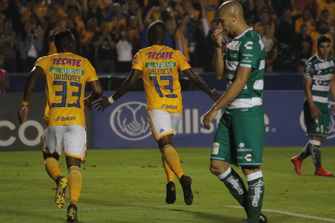 El ecuatoriano festejaba así el 2-0 a favor de los felinos, haciendo estallar un repleto Estadio Universitario, uniéndosele en la celebración.