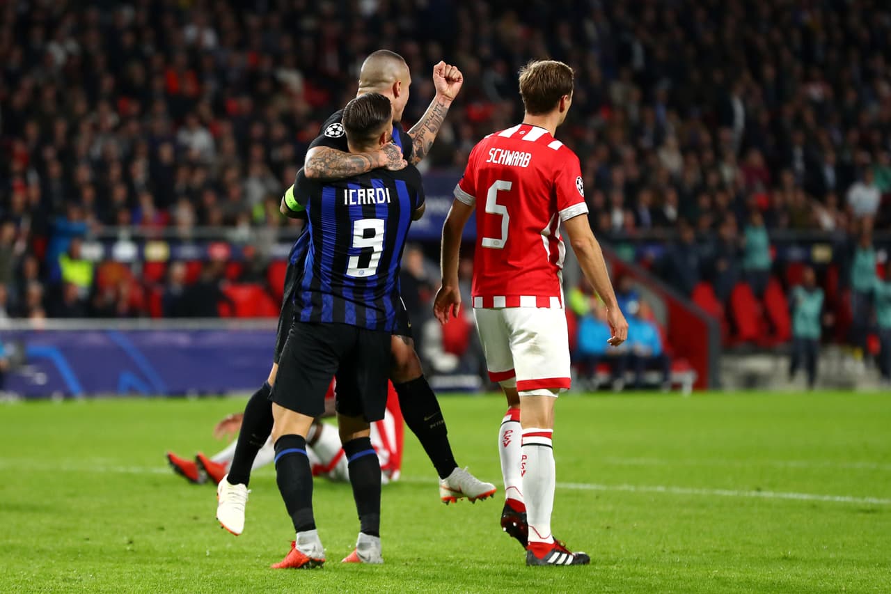 Tan solo a un minuto de descanso, Nainggolano tuvo su recompensa con otro remate desde fuera del área que esta vez sí encontró destino de red.