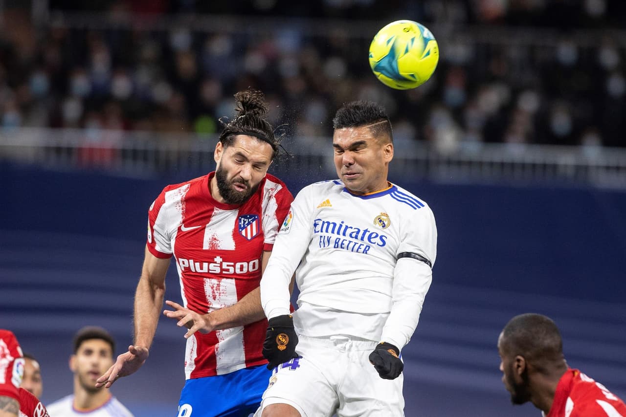Con goles de Karim Benzema y Marco Asencio, el Real Madrid se impone al Atlético de Madrid, se lleva el Derby y sigue con paso perfecto en La Liga.