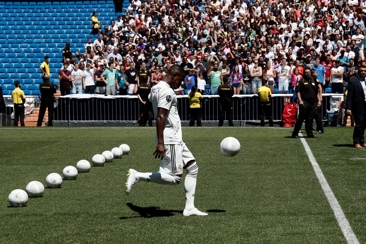 Posteriormente lanzó a estos algunos balones al público emocionado en el estadio Santiago Bernabéu.