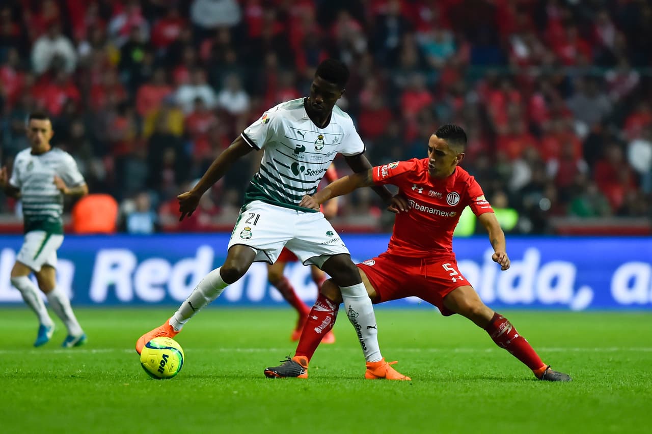 Djaniny Tavares y Osvaldo González disputan un balón en la final del Clausura 2018.