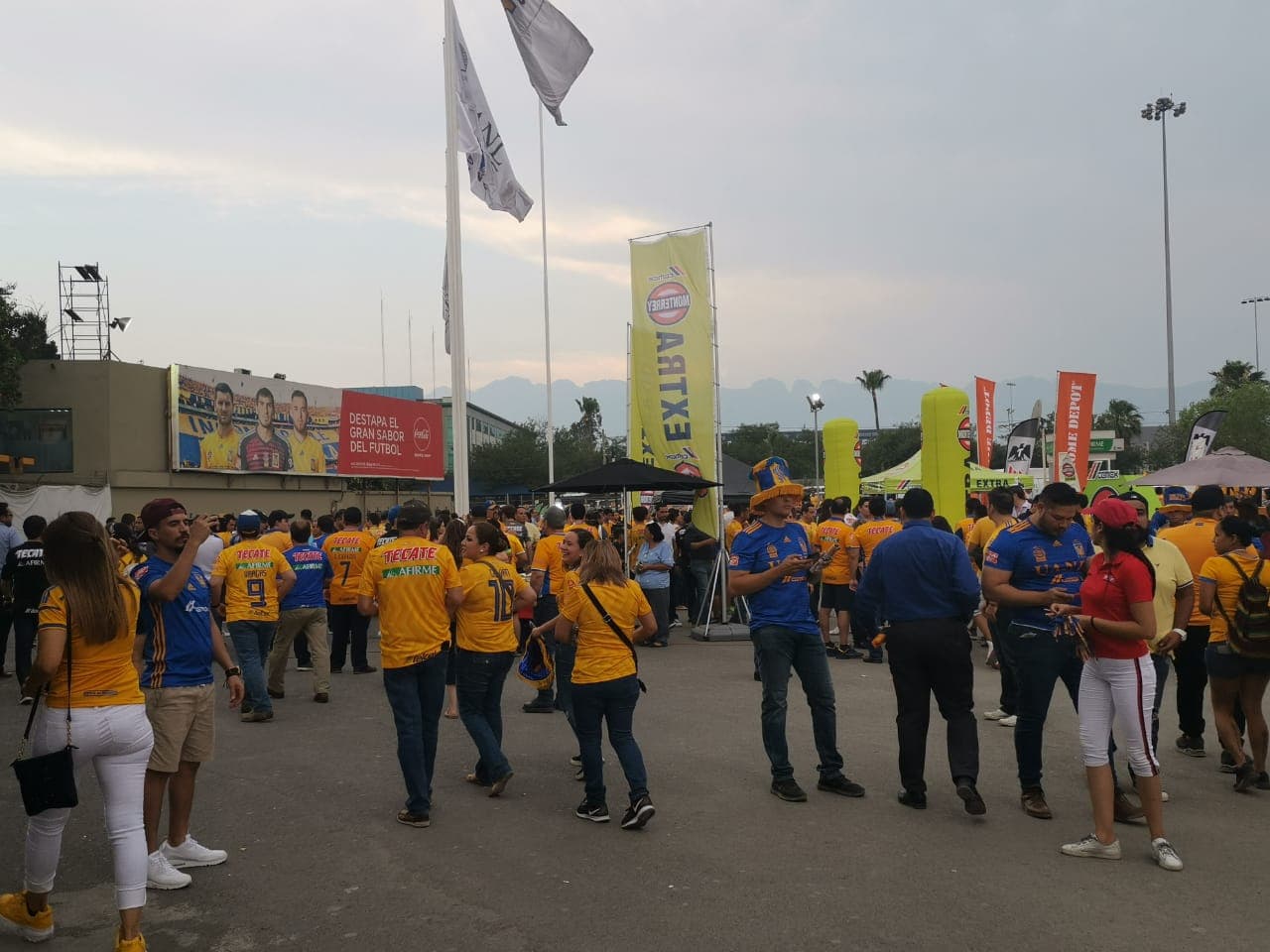 Aficionados de Tigres, mayoritariamente, y del León, tomaron por 'asalto' las inmediaciones del Estadio Universitario para atestiguar el juego de Ida de la Final del Clausura 2019 de la Liga MX en Monterrey. Se esmeraron y le pusieron un fantástico ambiente.