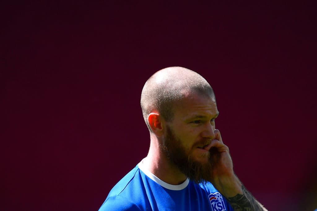El capitán del representativo islandés, Aron Gunnarsson, quien pertenece al Cardiff City, recién ascendido a la Liga Premier, es un auténtico líder de la oncena nórdica dentro y fuera del campo.
