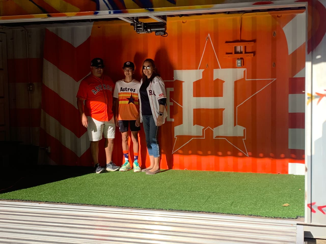 Con más emoción que nunca, los aficionados de los Houston Astros regresan al estadio para alentar a su equipo en la búsqueda de su primer victoria dentro de la Serie Mundial frente a los Atlanta Braves.