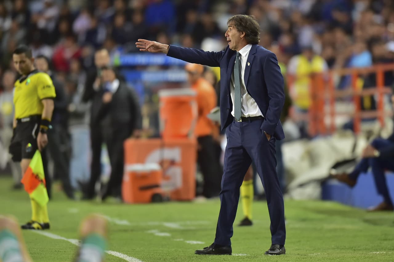 Guillermo Almada pedía atención en defensa a sus jugadores.