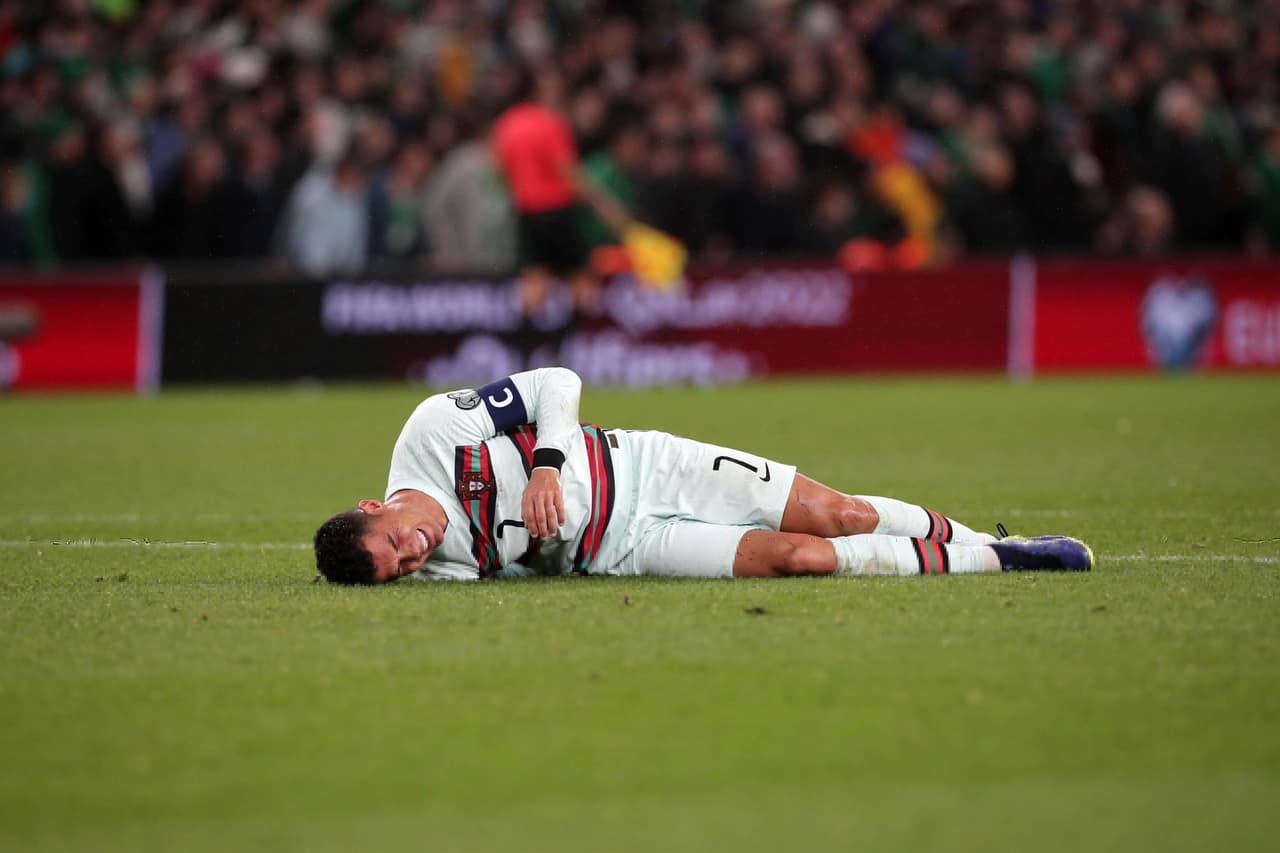 Portugal no puede ante Irlanda y se van 0-0 durante la fase de grupos de la UEFA, rumbo a la Copa del Mundo. La escuadra lusa se quedó con 10 hombres al minuto 81' y Cristiano no vio el gol. El conjunto del 'Bicho' se jugará el pase en Serbia.