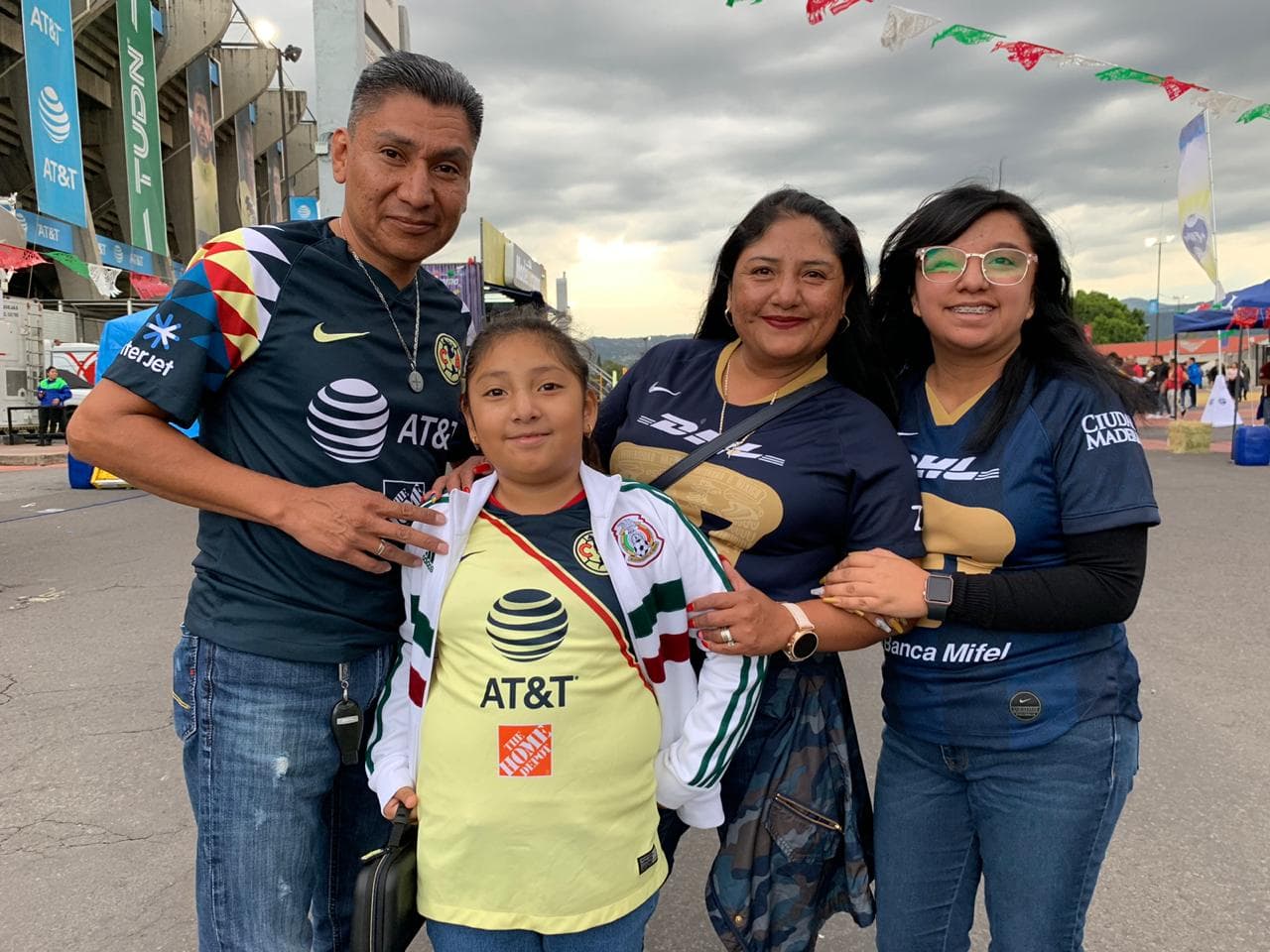 Así se vive la fiesta del fútbol con el encuentro entre azulcremas y auriazules.