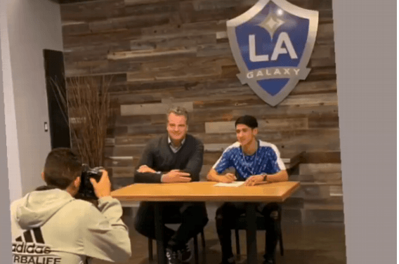 Dennis te Kloese y Uriel Antuna.