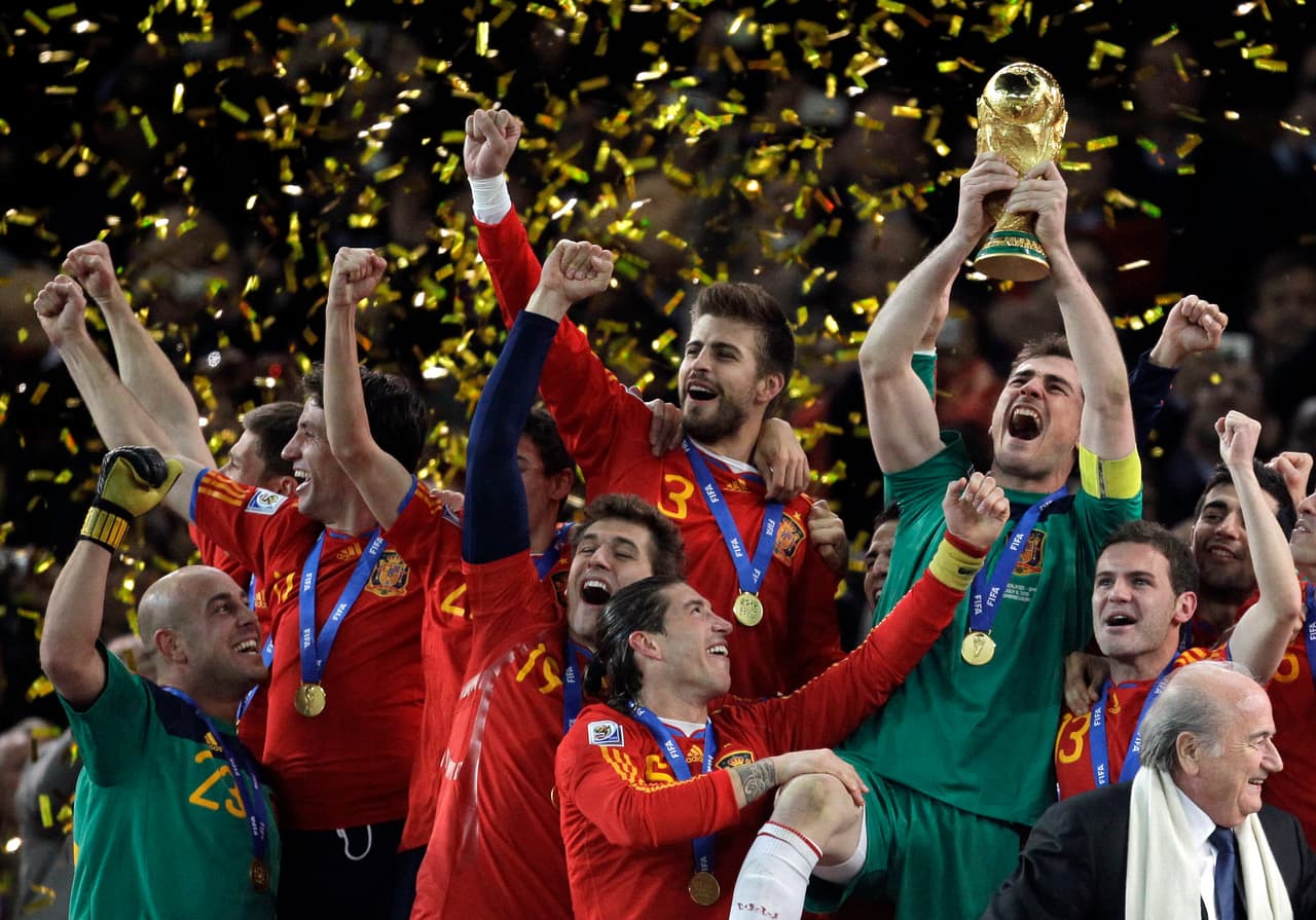 El trofeo en las manos de Íker Casillas fue el símbolo de todo un trabajo en equipo entre las grandes figuras del Real Madrid y de Barcelona, junto a los mejores de otros clubes, en un proceso que les dio la gloria con el triunfo contra Holanda.