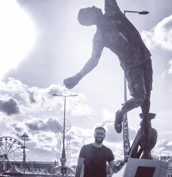 Rui Patricio, el portero de los Wolves de Raúl Jiménez, pasó por su pueblo natal Leiria donde tienen una estatua suya.