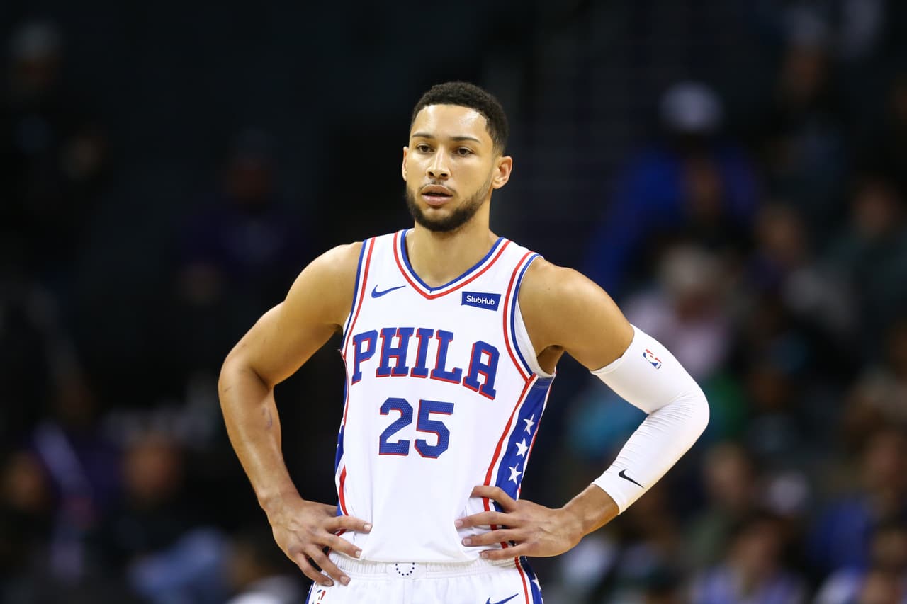 El delantero estelar de los Philadelphia 76ers Ben Simmons (25) mandó un mensaje a través de sus tenis la noche del martes en el partido ante los Charlotte Hornets en Spectrum Center.