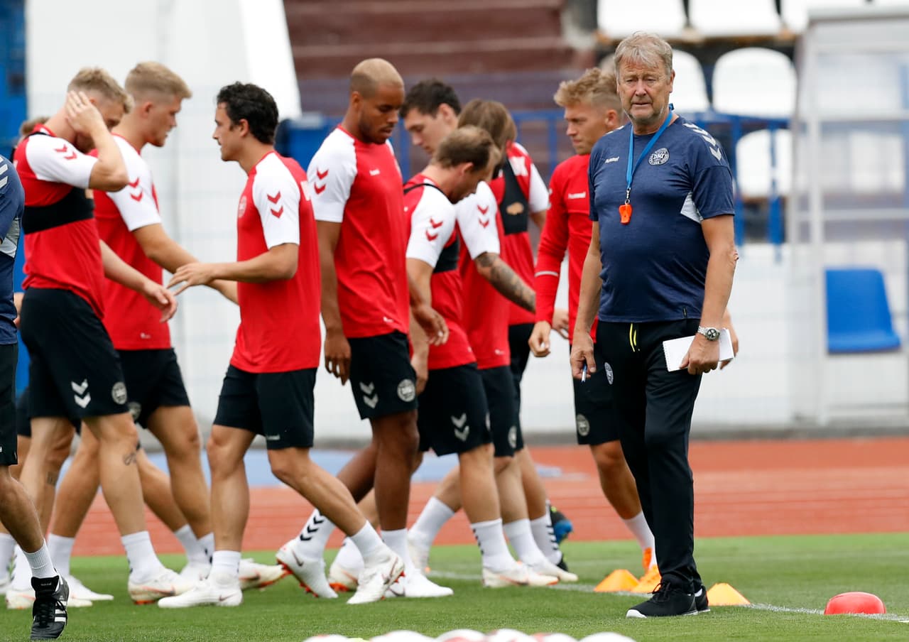 El entrenador noruego de la selección danesa, Age Hareide (der) observa a sus dirigidos en la práctica final con la que cerraron la preparación para encarar a Croacia este domingo.