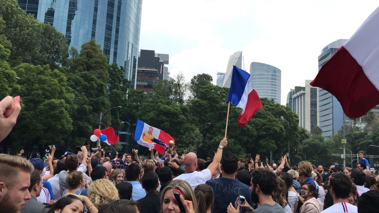 Las banderas de Francia ondearon en el tradicional punto de encuentro, donde el 'Tri' celebra sus glorias.