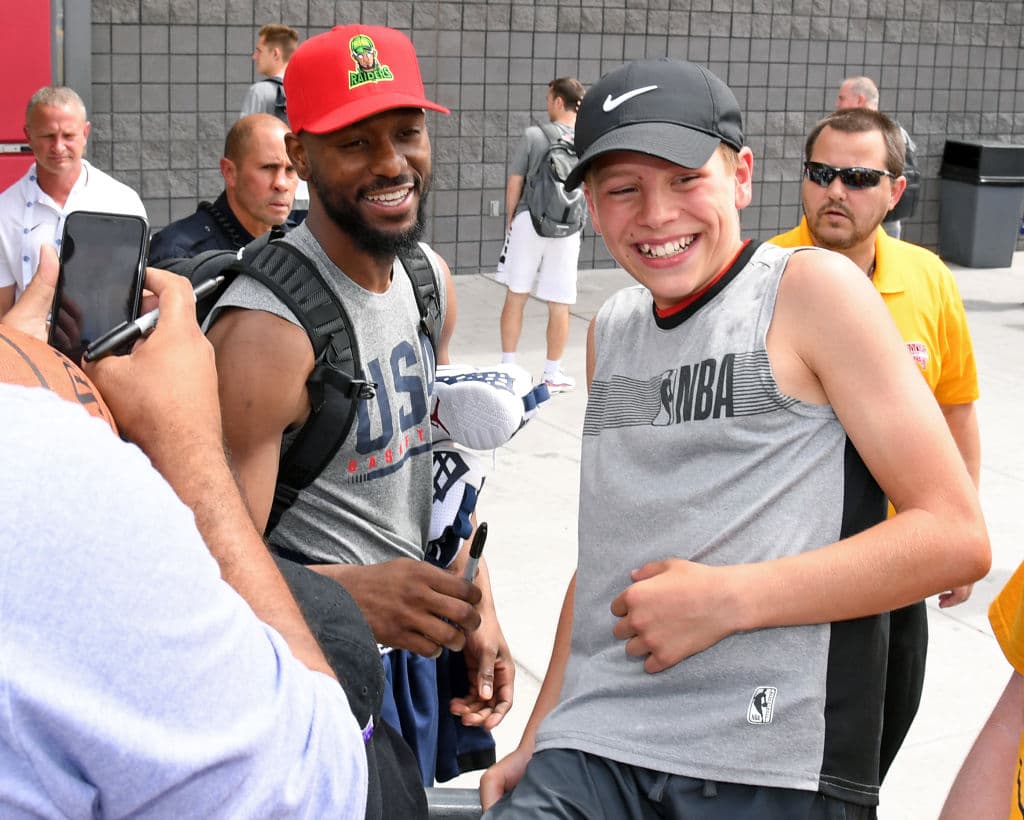 El nuevo integrante de los Boston Celtics, Kemba Walker, a las afueras del Mendenhall Center, posando con un aficionado para la foto. De los jugadores de alto perfil que estarán en China.