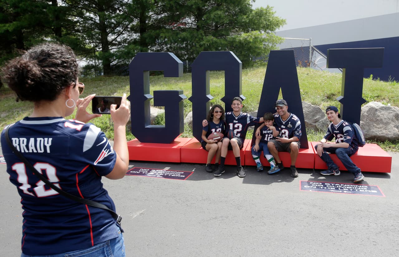 Los aficionados de los New England Patriots acudieron a la práctica en Foxborough, Massachusettsde este hoy 3 de agosto de 2017 para festejar con porras y letreros a su ídolo Tom Brady quien cumplió 40 años este jueves.