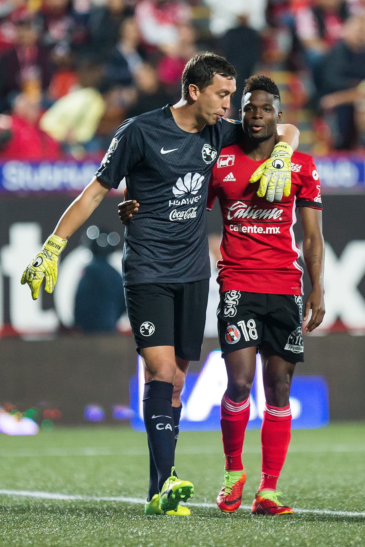 Marchesin y Hurtado platican amistosamente, luego del silbatazo final.