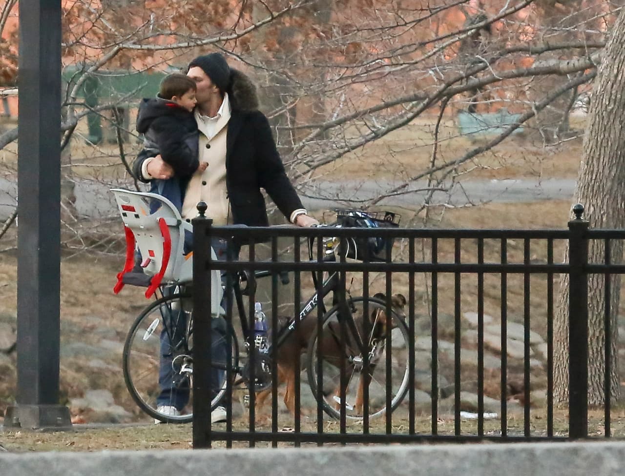 La pareja llevando a sus hijos al parque hace unos meses.