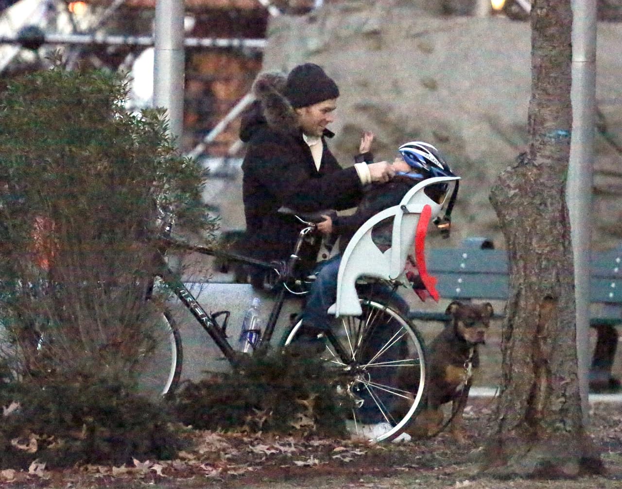 La pareja llevando a sus hijos al parque hace unos meses.