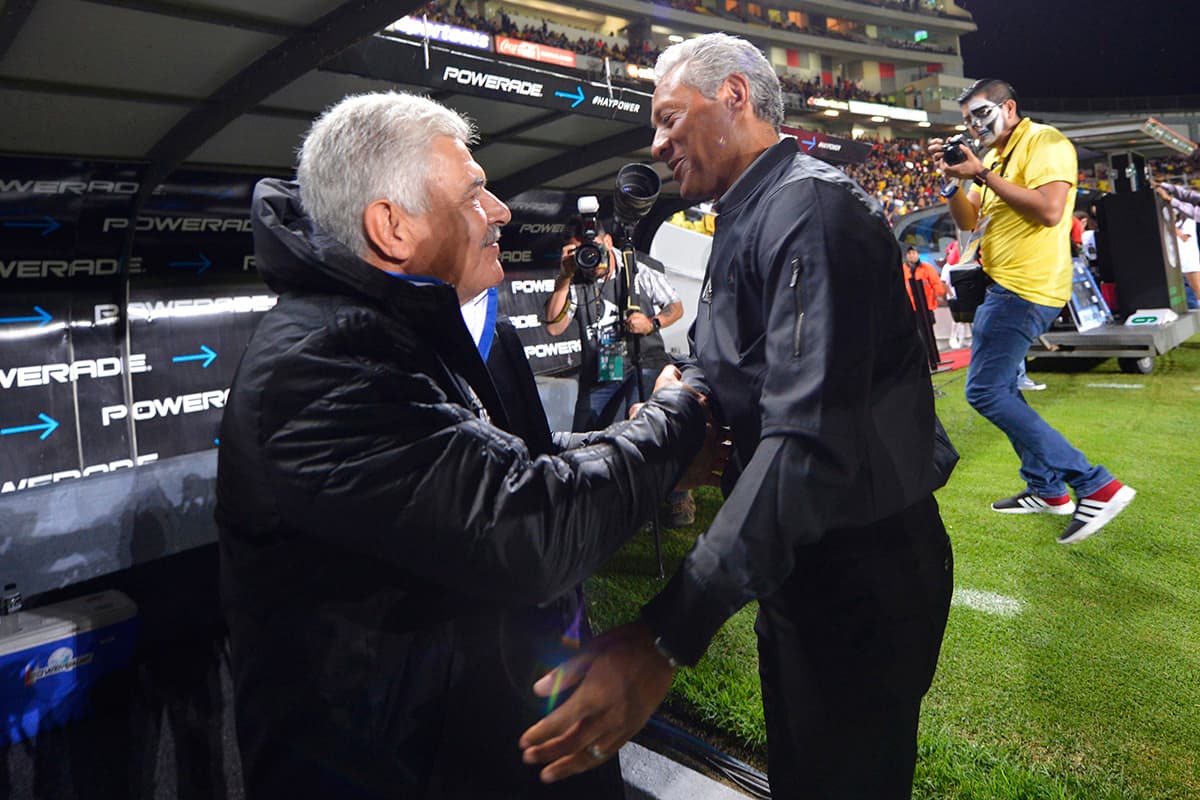 Los entrenadores Ricardo Ferreti (izquierda) de Tigres y Roberto Hernández (derecha) de Monarcas, se saludan antes del partido.