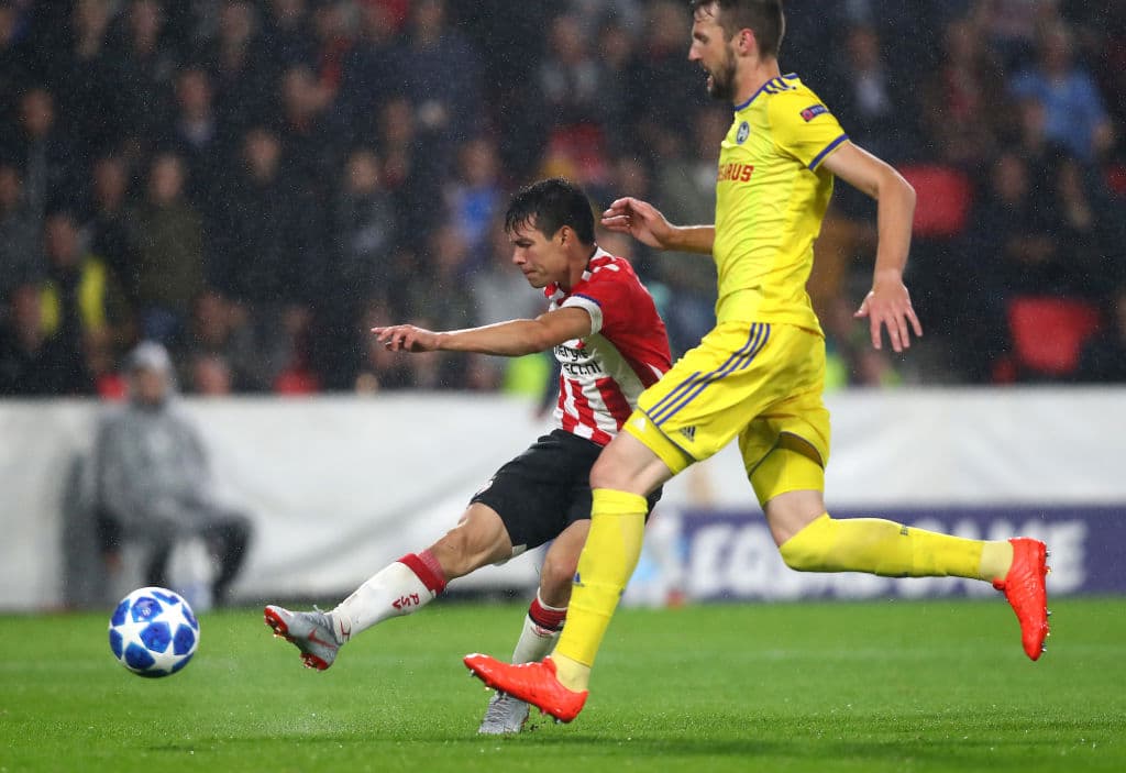 En un contraataque, conducido por Lozano, el jugador mexicano definió con potente derechazo en la frontera del área y anotó el 3-0 para el PSV con un gol estupendo para sellar el pase de su club.