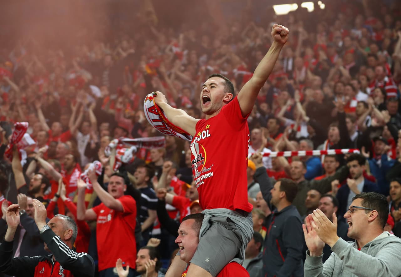 Aficionados de Liverpool y Sevilla pelean