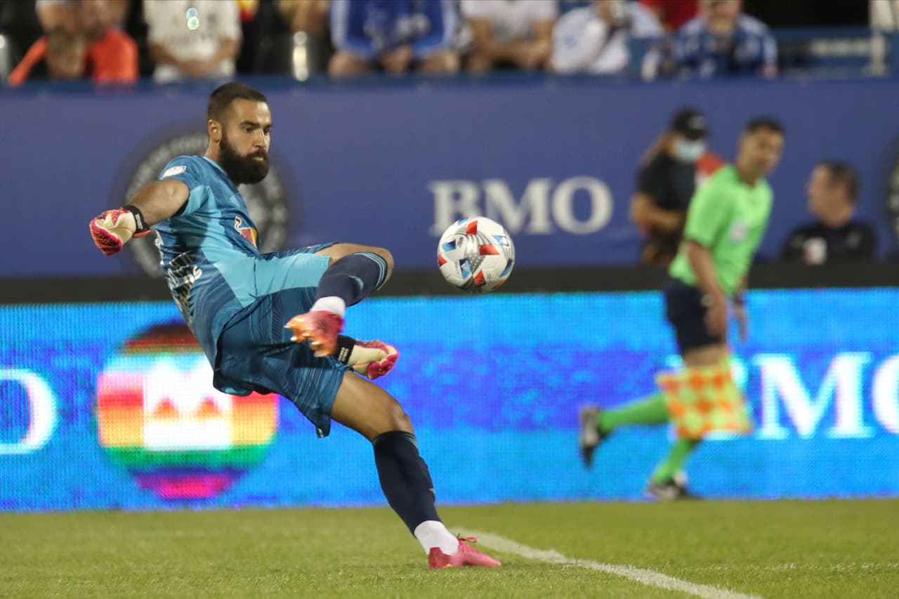 En el arco está el brasileño Carlos Coronel, quien cumplió con una gran actuación con New York Red Bulls frente a Columbus Crew SC, vigente campeón de la liga.
<br>