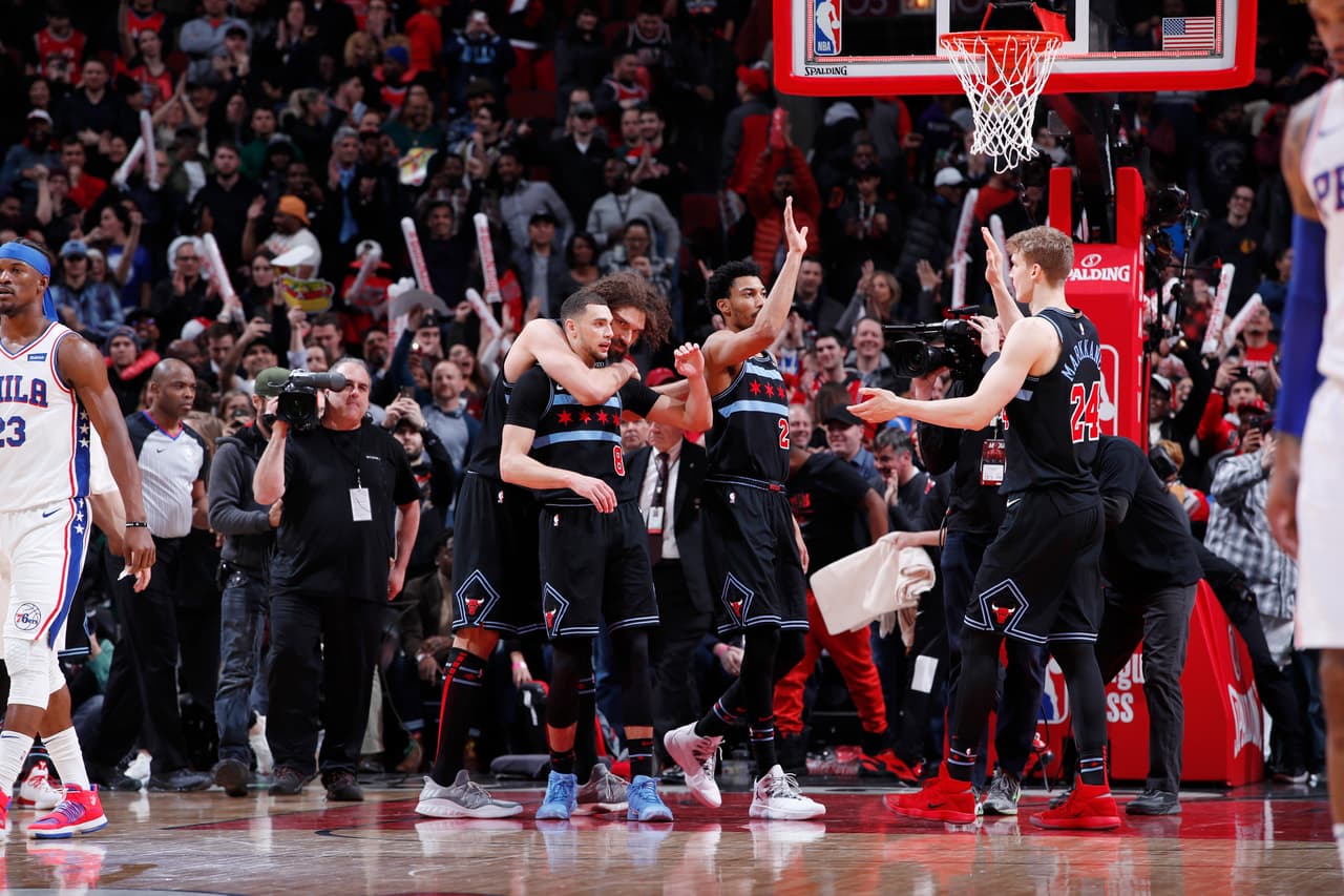 76ers 107-108 Bulls: inesperada derrota de Filadelfia en el United Center, en donde los locales se apalancaron en un Zach LaVine inspirado que llegó a 39 puntos, cinco rebotes y cuatro asistencias, además de la canasta ganadora a dos segundos del final del partido.