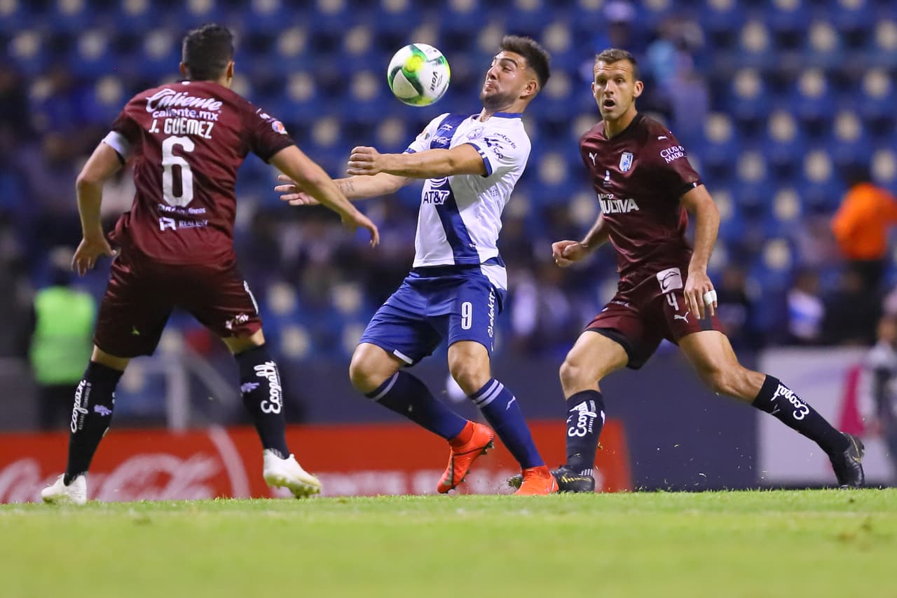 Para la segunda mitad se hizo más evidente la tendencia del Puebla a arriesgar poco y esperar a su rival y cuando tuvieron el balón trataron de desquiciar a los Gallos Blancos obligándolos a perseguirlos para recuperarlo.