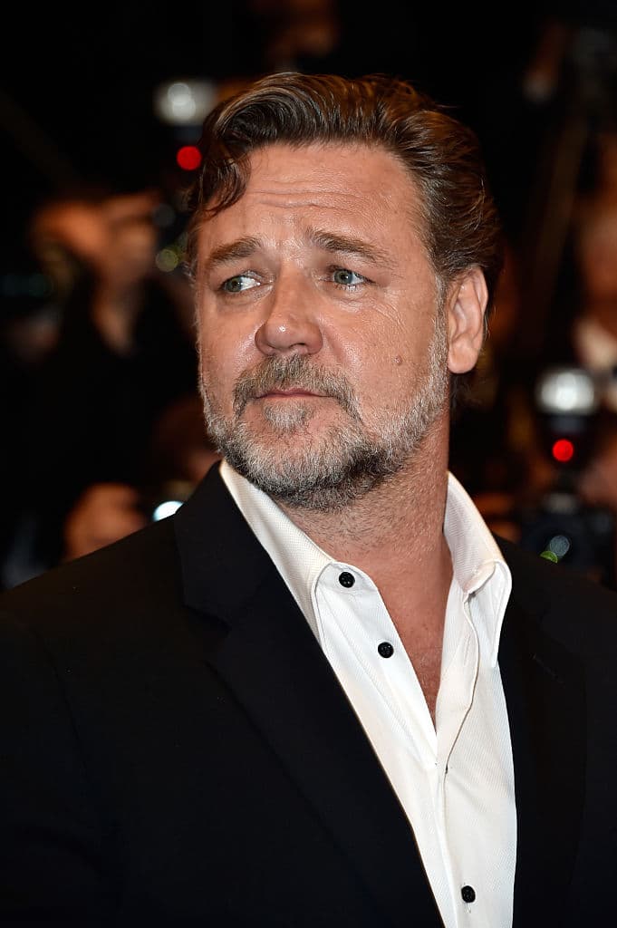 Donahue deja la ciudad para llevar cerveza a sus amigos de la infancia que se encuentran peleando en Vietnam.
<br>