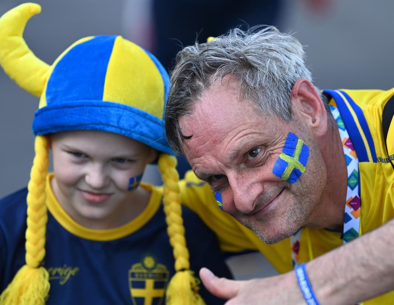 Con banderas, pelucas, anteojos y caras muy coloridas, así se vive la pasión en las tribunas previo a los choques de España-Eslovenia y Suecia-Polonia.
