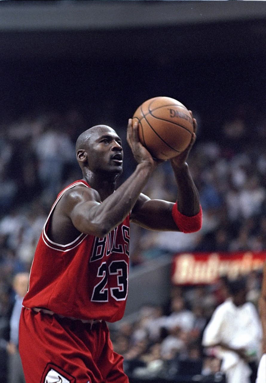 Del mismo modo, Michael Jordan, declaró que “todo sucedía en cámara lenta”. Esto se debía las prácticas de meditación, incluso manifestó “Cuando visualizo un partido importante, por lo general al principio salgo de manera positiva”.
<br>