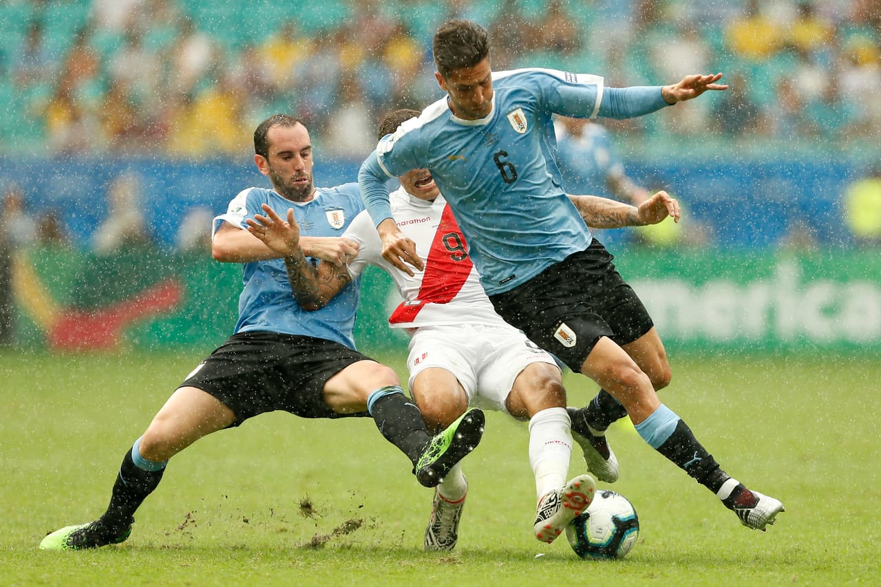 A pesar de su edad, Godín sigue siendo un gran zaguero que aprovecha su veteranía dando voz de mando.