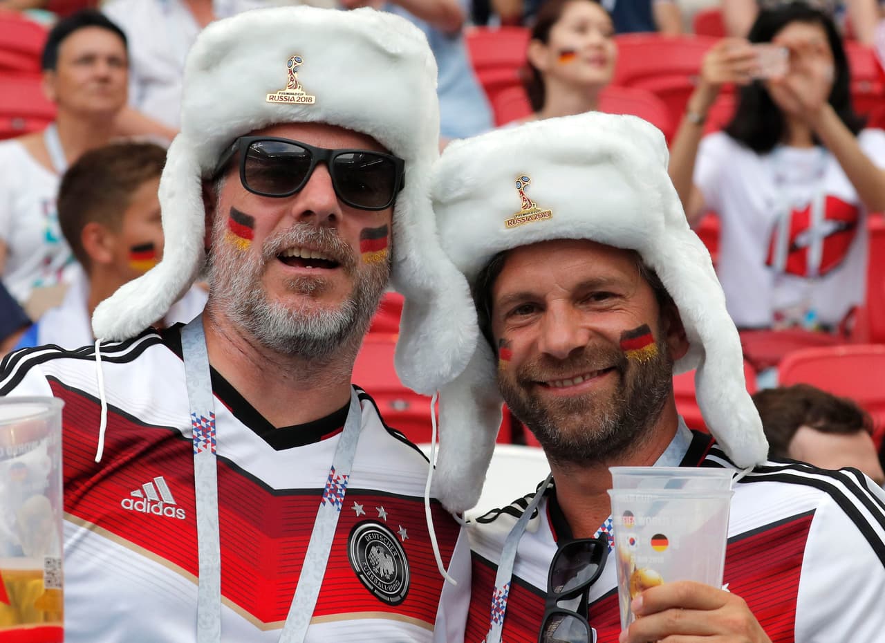 Kazan (Russian Federation), 27/06/2018.- Supporters of Germany cheer prior to the FIFA World Cup 2018 group F preliminary round soccer match between South Korea and Germany in Kazan, Russia, 27 June 2018. (RESTRICTIONS APPLY: Editorial Use Only, not used in association with any commercial entity - Images must not be used in any form of alert service or push service of any kind including via mobile alert services, downloads to mobile devices or MMS messaging - Images must appear as still images and must not emulate match action video footage - No alteration is made to, and no text or image is superimposed over, any published image which: (a) intentionally obscures or removes a sponsor identification image; or (b) adds or overlays the commercial identification of any third party which is not officially associated with the FIFA World Cup) (Mundial de Fútbol, Corea del Sur, Rusia, Alemania) EFE/EPA/ROBERT GHEMENT EDITORIAL USE ONLY