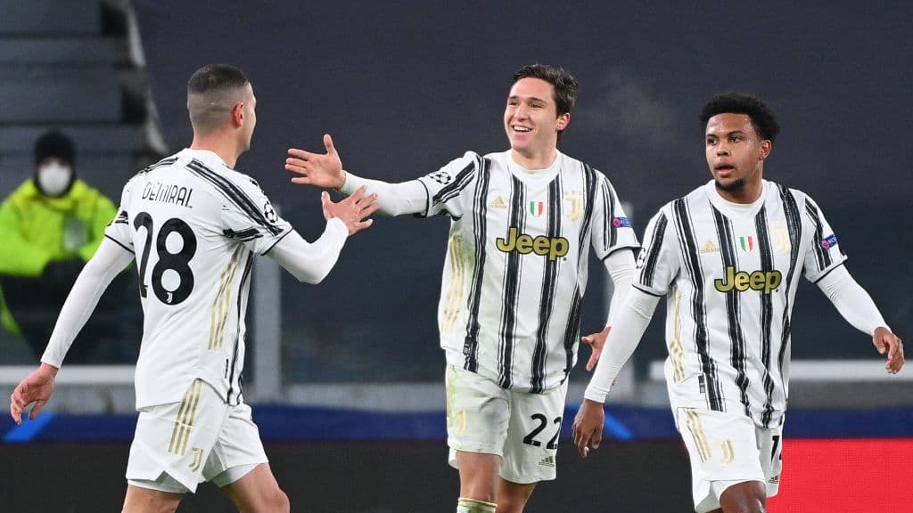 La Juventus golea al Dinamo de Kiev 3-0. Con goles de Federico Chiesa, Cristiano Ronaldo y Álvaro Morata. La árbitro Stéphanie Frappart se convierte en la primera mujer en pitar un partido de la Champions League.